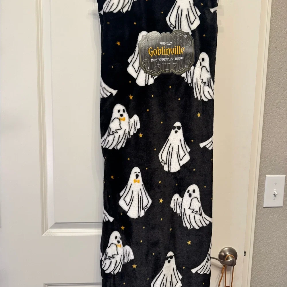 HALLOWEEN 👻 Berkshire Goblinville plush throw black with ghosts. 50x70 NWT